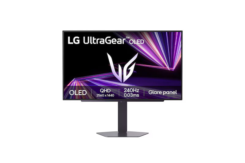 LG 27GX704A-B Monitor előlnézetben talpon. A kijelzőn lilás absztrakt ábra és a főbb paraméterek.