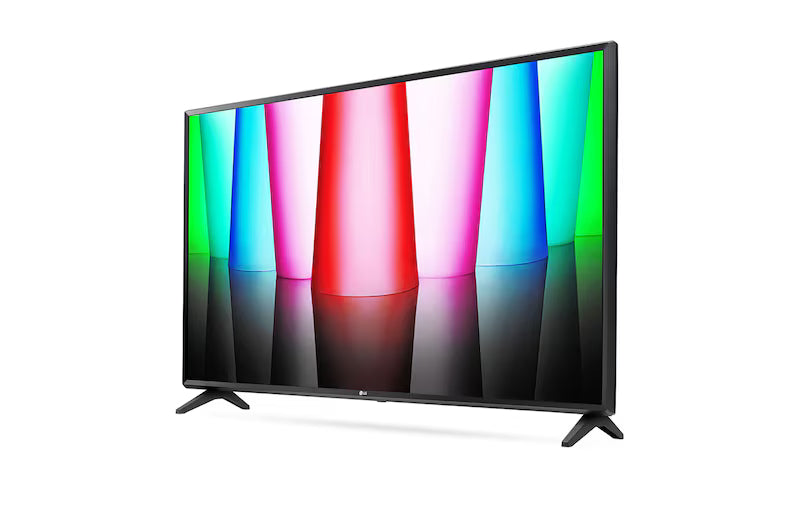 LG 32LQ570B Smart Televízió előlnézetben enyhén balra fordítva, talpon. A kijelzőn színes gúla alakzatok.