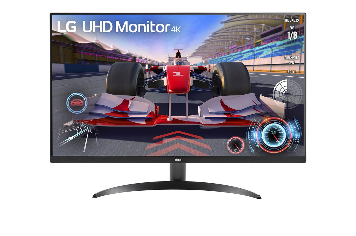 LG 32UR500K-W Monitor előlnézetben, talpon. A képernyőn forma 1 szimulátor és lg uhd logó.