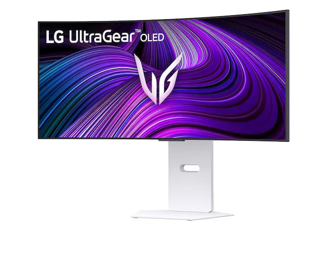 LG 34GX90SA-W monitor előlnézetben talpon, enyhén balra fordítva. A képernyőn lg ultragear oled logó és kékes lila absztrakt ábra.