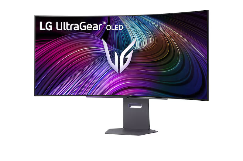 LG 45GX900A-B monitor előlnézetben talpon, enyhén balra fordítva. A képernyőn lg ultragear oled logó és rózsaszín lilás absztrakt ábra.