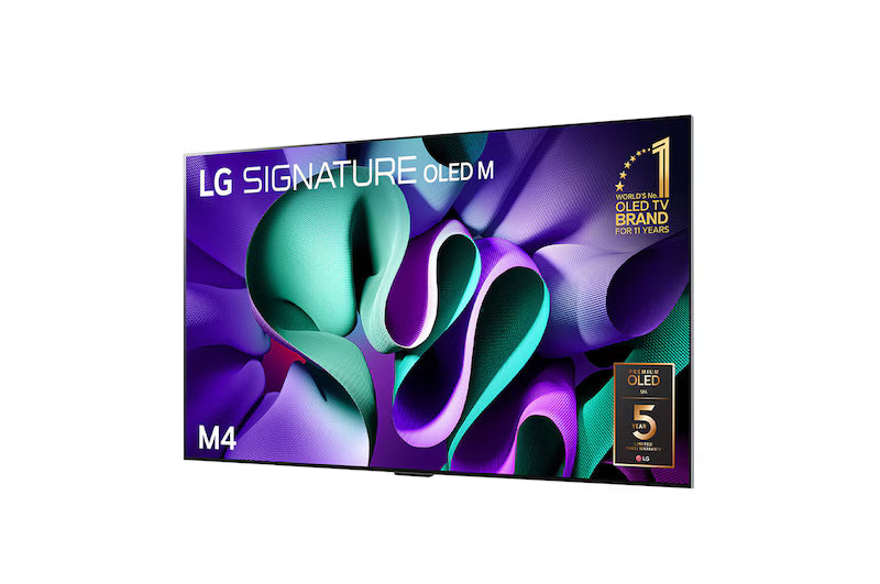 LG 65M4 OLED televízió előlnézetben, enyhén balra fordítva. A kijelzőn zöldes lila ábra, lg signature és az #1 számú oled gyártó logók.