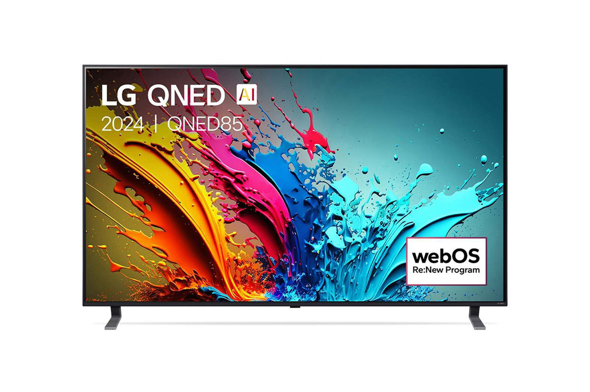 LG QNED85T3A televízió előlnézetben talpon, enyhén balra fordítva. A kijelzőn sárgás kék festék fröccsenés lg qned ai és webos renew logóval.