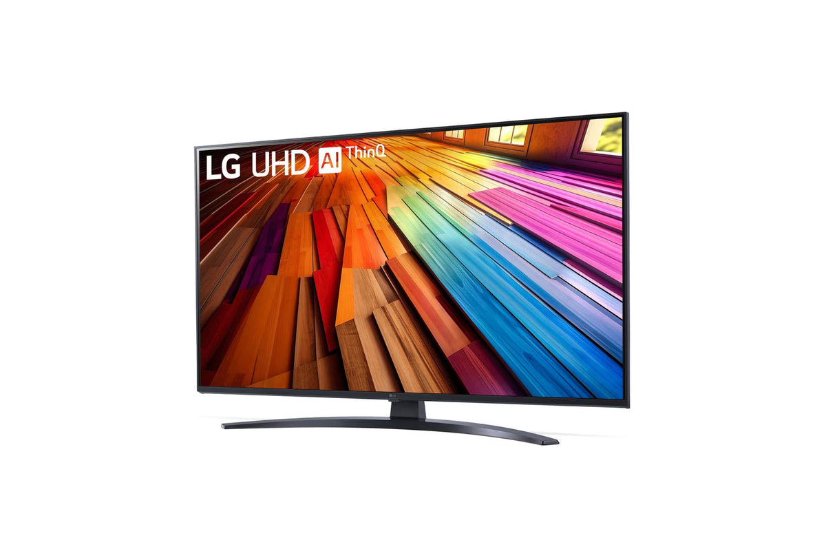 LG 43UT8100 Smart televízió előlnézetben talpon, enyhén balra fordítva. A képernyőn színes padlólapok.