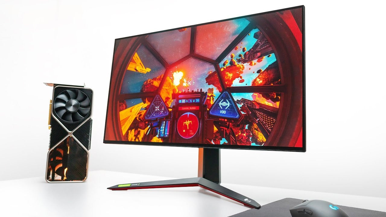 LG 24GN60R-B Gamig monitor talpra szerelve, asztalon. Mellette bal oldalon egy Geforce RTX Grafikus kártya, jobb oldalon egy vezeték nélküli Logitech gamer egér.