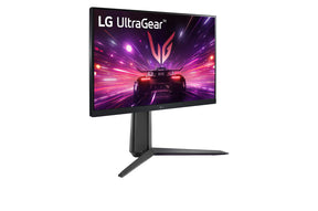 LG 24GS65F Monitor előlnézetben jobbra fordítva, talpon. A kijelzőn sport autó száguld lg ultragear logó alatt.