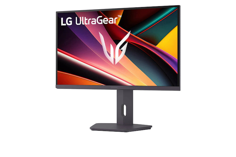 LG 27G610A-B Monitor előlnézetben talpon, enyhén balra fordítva. A kijelzőn zöldes sárga absztrakt ábra és ultragear logó.