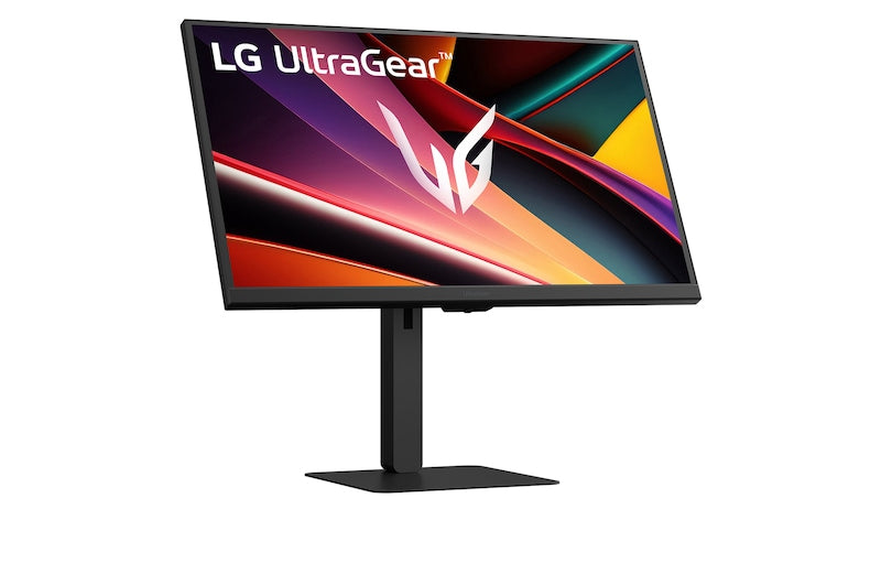 LG 27G640A-B Monitor előlnézetben talpon, enyhén jobbra fordítva. A kijelzőn zöldes sárga absztrakt ábra és ultragear logó.