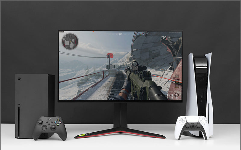 LG 27GN60R-B Gaming monitor középen, mellette balra egy XboX és jobbra egy PlayStation 5 játékkonzol, a kijelzőn fps játék megy.