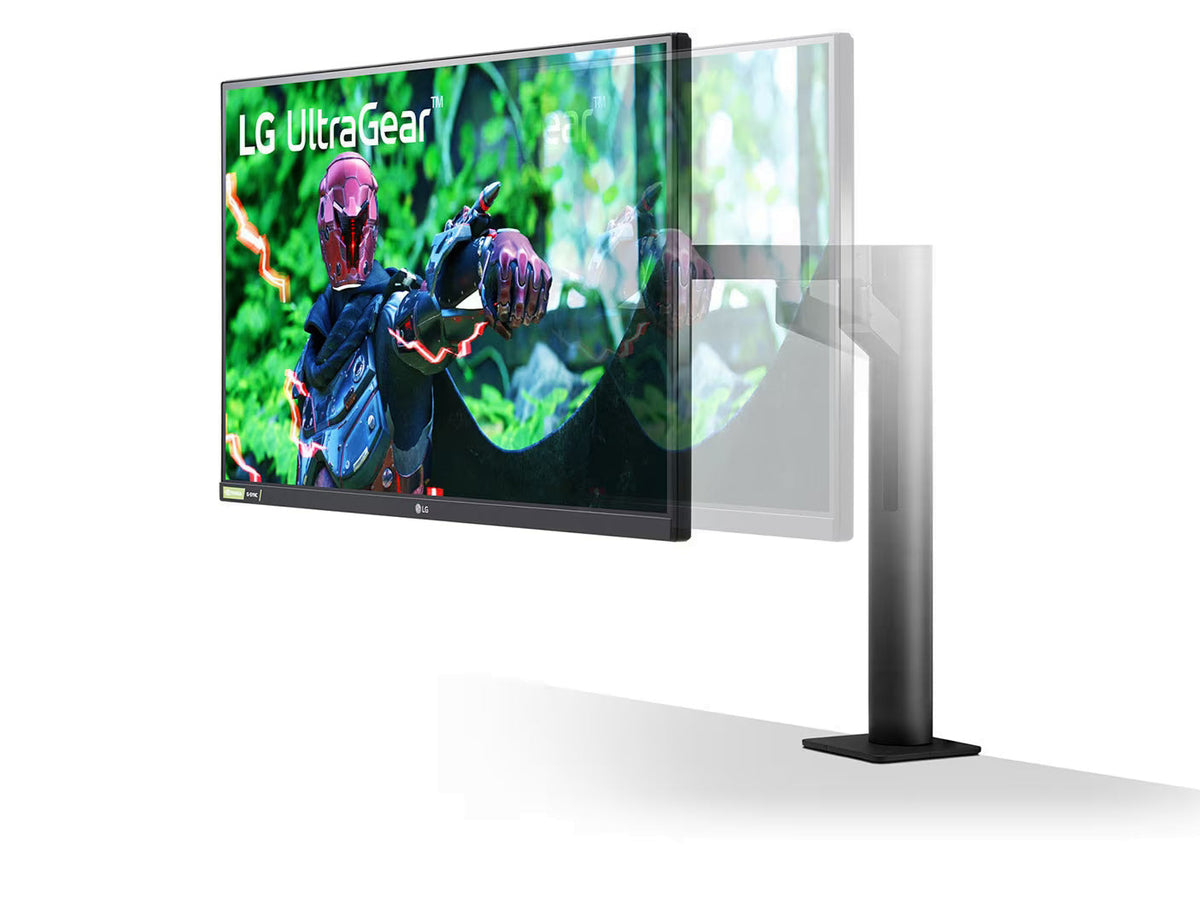 LG 27GN880 Monitor előlnézetben enyhén balra fordítva, ergo karra szerelve. A kijelzőn dzsungelben harcoló robot és lg ultragear logó.