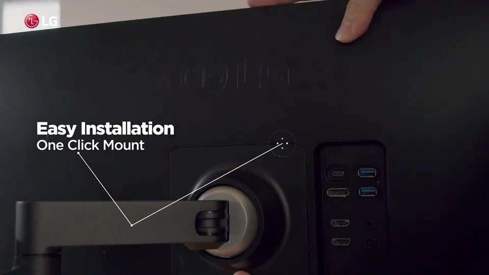 LG 27GN880-B Monitor asztali tartója csavarmentes, egyszerűen összeszerelhető megoldása.