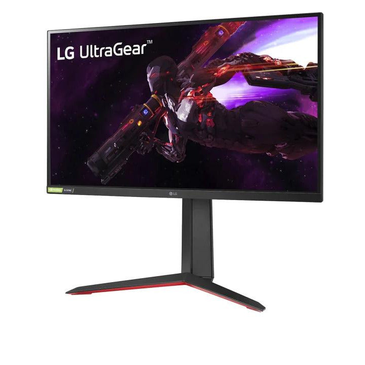 LG 27GP83B-B 2K Gamer Monitor előlnézetben enyhén balra fordítva, talpon. A kijelzőn LG UltraGear logo és egy robot az űrben.