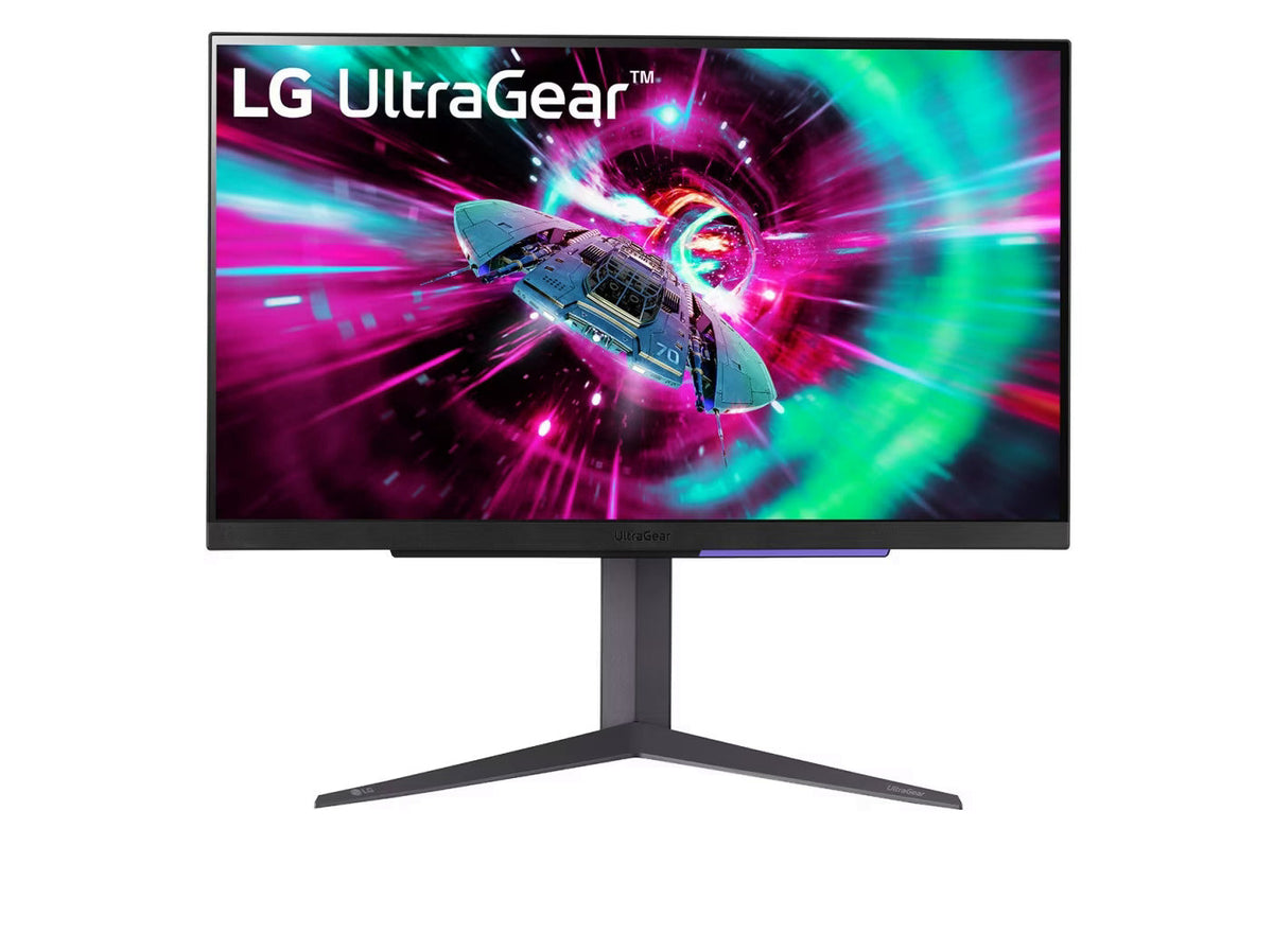 LG 27GR93U-B 4K Gaming monitor előlnézetben talpon. A kijelzőn ultragear logó és zöldes lila színekben száguldó űrhajó.