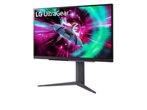 LG 27GR93U-B 4K Gaming monitor előlnézetben talpon, enyhén balra fordítva. A kijelzőn ultragear logó és zöldes lila színekben száguldó űrhajó.