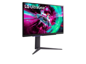 LG 27GR93U-B 4K Gaming monitor előlnézetben talpon, jobbra fordítva. A kijelzőn ultragear logó és zöldes lila színekben száguldó űrhajó.