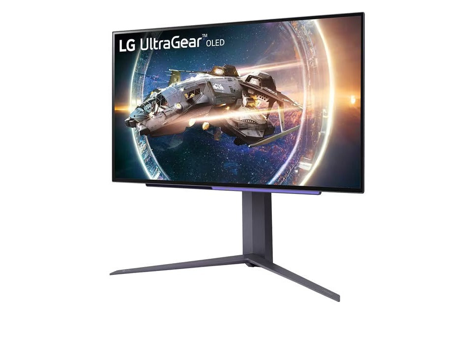 LG 27GR95QE UltraGear OLED monitor előlnézetben enyhén balra fordítva, talpon, a kijelzőn egy űrállomást elhagyó űrhajóval.