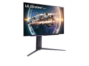 LG 27GR95QE UltraGear OLED monitor előlnézetben jobbra fordítva, talpon, a kijelzőn egy űrállomást elhagyó űrhajóval.