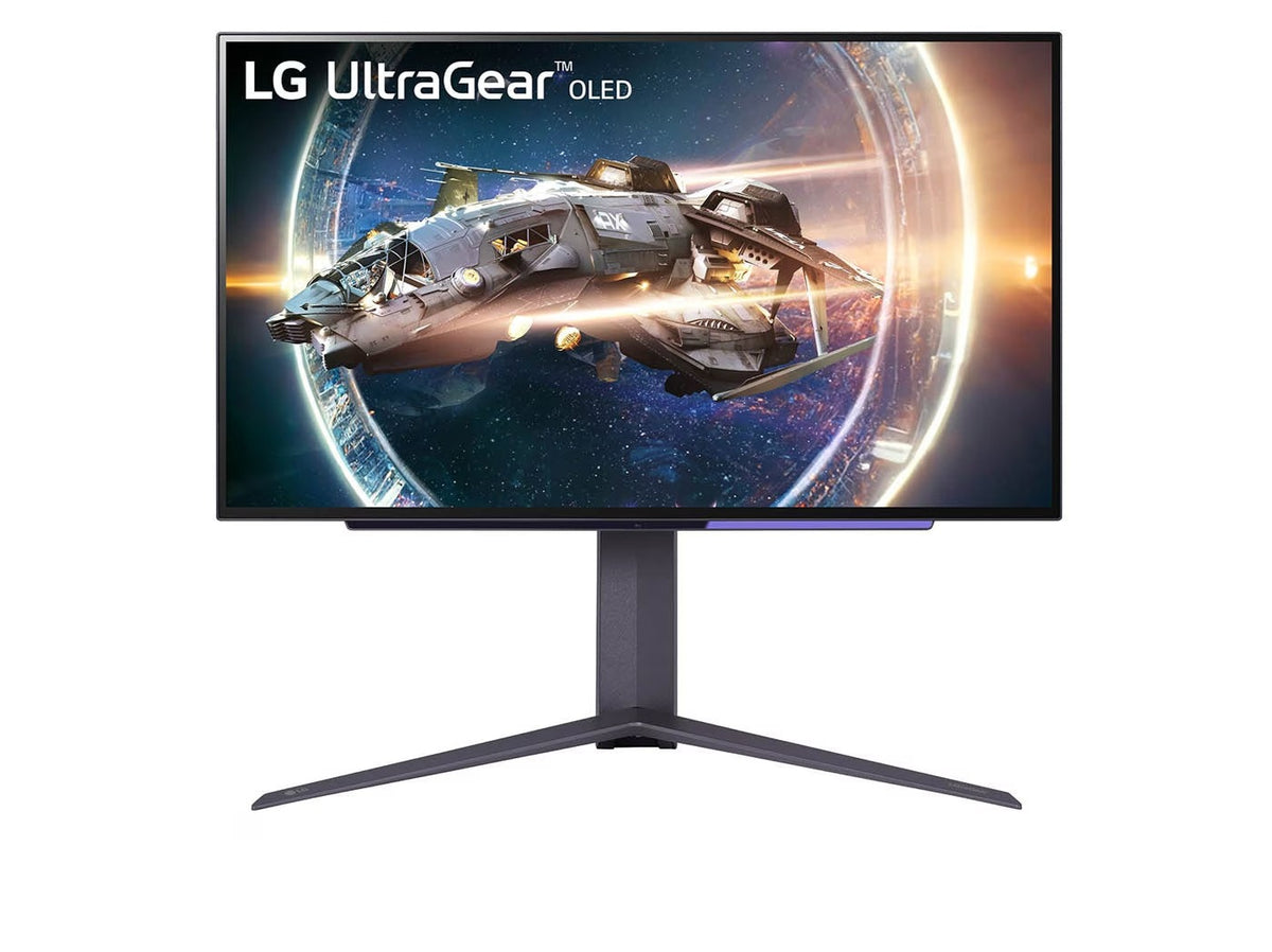 LG 27GR95QE UltraGear OLED monitor előlnézetben talpon, a kijelzőn egy űrállomást elhagyó űrhajóval.