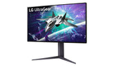 LG 27GR95UM-B Mini LED monitor előlnézetben enyhén balra fordítva, talpon. A kijelzőn lg ultragear logó alatt egy vadászgép repül földkörüli pályán.