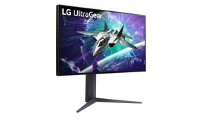 LG 27GR95UM-B Mini LED monitor előlnézetben jobbra fordítva, talpon. A kijelzőn lg ultragear logó alatt egy vadászgép repül földkörüli pályán.