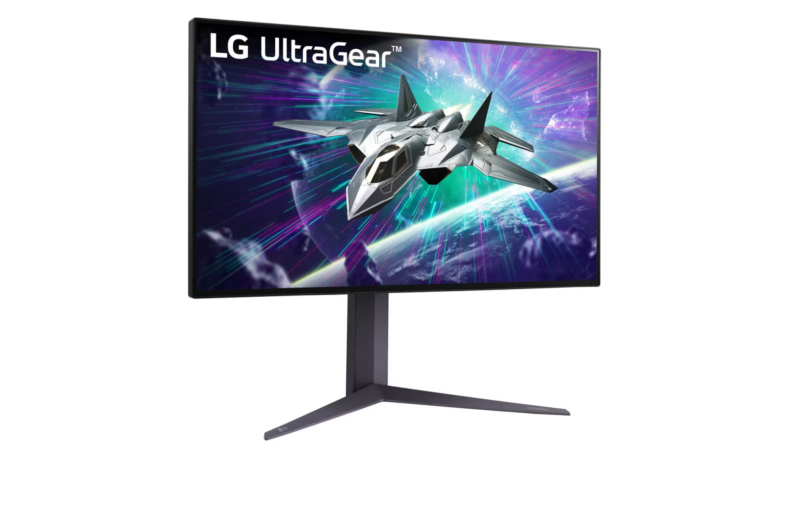 LG 27GR95UM-B Mini LED monitor előlnézetben enyhén jobbra fordítva, talpon. A kijelzőn lg ultragear logó alatt egy vadászgép repül földkörüli pályán.