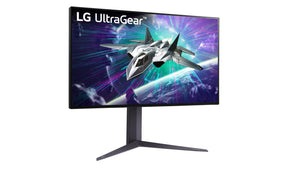 LG 27GR95UM-B Mini LED monitor előlnézetben enyhén jobbra fordítva, talpon. A kijelzőn lg ultragear logó alatt egy vadászgép repül földkörüli pályán.