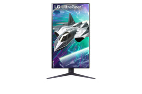 LG 27GR95UM-B Mini LED monitor előlnézetben pivot módban elforgatva, talpon. A kijelzőn lg ultragear logó alatt egy vadászgép repül földkörüli pályán.