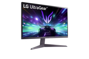 LG 27GS50F Monitor előlnézetben jobbra fordítva, talpon. A kijelzőn sport autó száguld lg ultragear logó alatt.