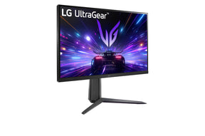 LG 27GS65F Monitor előlnézetben jobbra fordítva, talpon. A kijelzőn sport autó száguld lg ultragear logó alatt.
