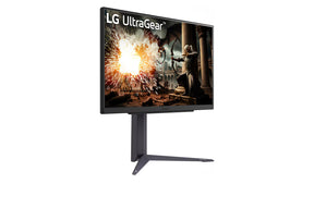 LG 27GS75Q-B Monitor előlnézetben jobbra fordítva, talpon. A kijelzőn RPG játék pillanatkép és ultragear logó.