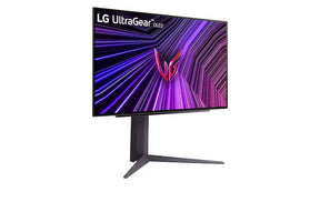 LG 27GS93QE-B Monitor előlnézetben talpon, enyhén jobbra fordítva. A kijelzőn ultragear oled logó és kékes lila absztrakt alakzat.