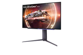 LG 27GS95QE UltraGear OLED monitor előlnézetben enyhén balra fordítva, talpon, a kijelzőn egy űrállomást elhagyó űrhajóval.