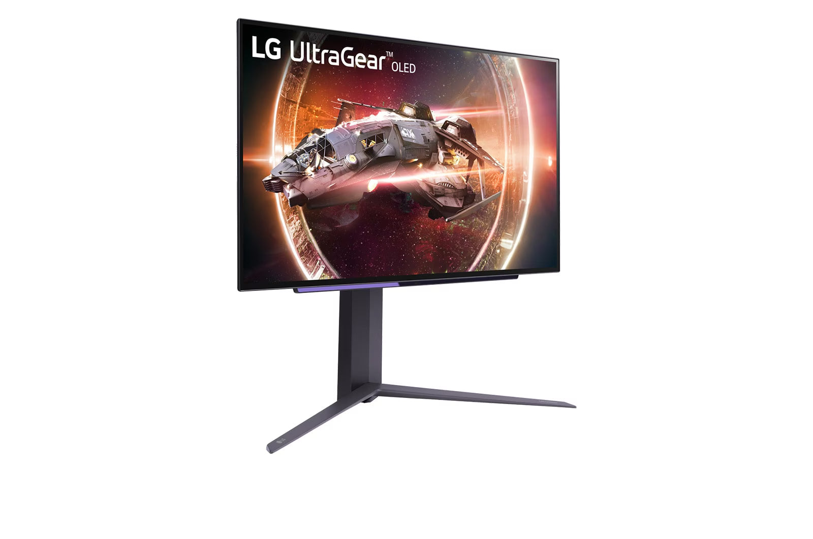 LG 27GS95QE UltraGear OLED monitor előlnézetben jobbra fordítva, talpon, a kijelzőn egy űrállomást elhagyó űrhajóval.