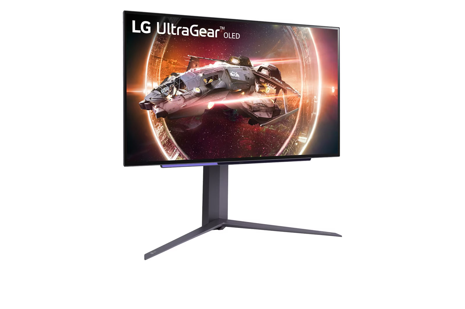 LG 27GS95QE UltraGear OLED monitor előlnézetben enyhén jobbra fordítva, talpon, a kijelzőn egy űrállomást elhagyó űrhajóval.