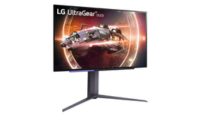 LG 27GS95QE UltraGear OLED monitor előlnézetben enyhén jobbra fordítva, talpon, a kijelzőn egy űrállomást elhagyó űrhajóval.