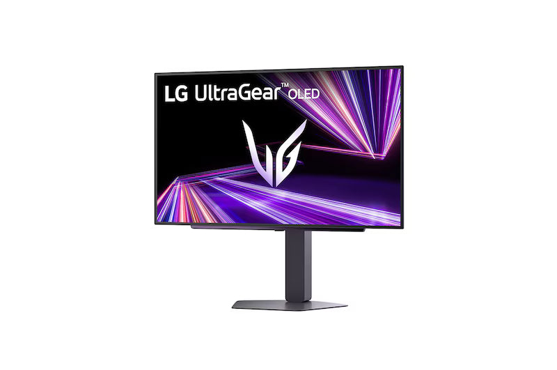 LG 27GX704A-B Monitor előlnézetben talpon, enyhén balra fordítva. A kijelzőn lilás absztrakt ábra és ultragear oled logó.