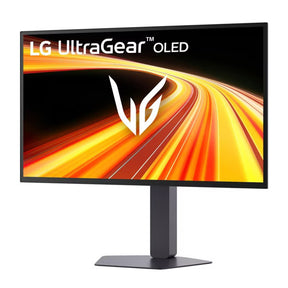 LG 27GX790B-B Monitor előlnézetben talpon, enyhén balra fordítva. A kijelzőn narancssárgás fénycsóva és ultragear oled logó.