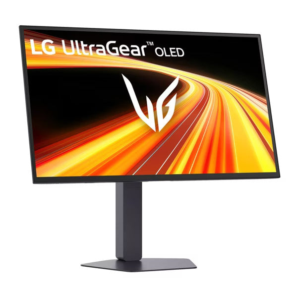LG 27GX790B-B Monitor előlnézetben talpon, enyhén jobbra fordítva. A kijelzőn narancssárgás fénycsóva és ultragear oled logó.