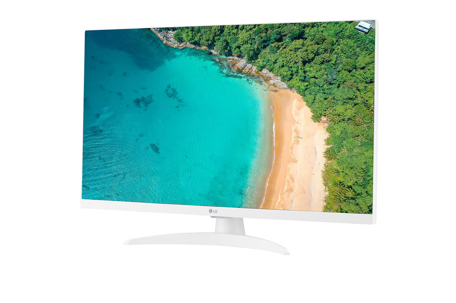 LG 27TQ615S-WZ Smart TV Monitor előlnézetben enyhén balra fordítva, talpon. A kijelzőn sziklás tengerpartra csapó hullámok.