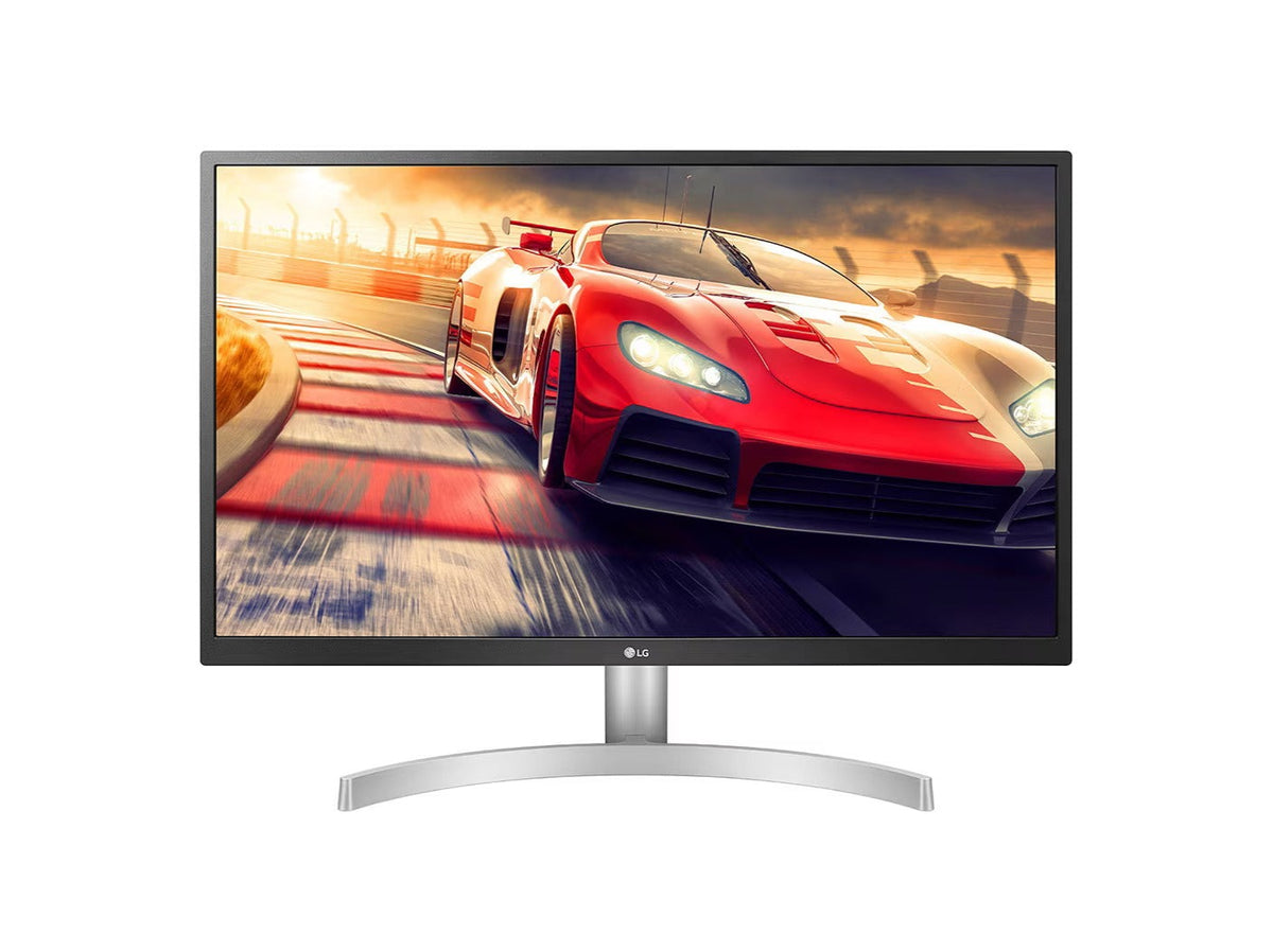 LG 27UL500-W 4K UHD IPS Paneles Monitor előlnézet enyhén balra fordítva, talpra szerelve. A kijelzőn piros sportautó kanyarodik egy versenypályán.