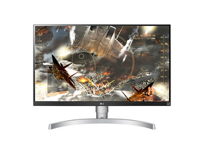 LG 27UL650-W 4K UHD IPS Paneles Monitor előlnézet enyhén balra fordítva, talpon. A kijelzőn vadászgép csata a pilóta szemszögéből.