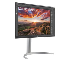 LG 27UP850N Monitor előlnézetben jobbra fordítva, talpon. A kijelzőn photoshop pillanatkép és lg uhd 4k monitor logó.