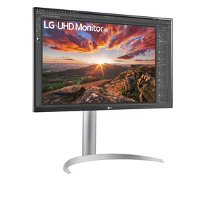 LG 27UP850N Monitor előlnézetben enyhén jobbra fordítva, talpon. A kijelzőn photoshop pillanatkép és lg uhd 4k monitor logó.