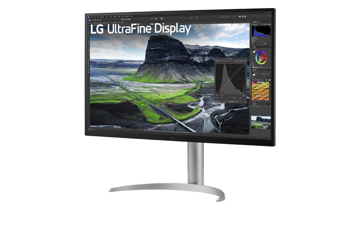 LG 27UQ850V-W Monior előlnézetben talpon, balra fordítva. A kijelzőn photoshop munkafolyamat és lg ultrafine logó.