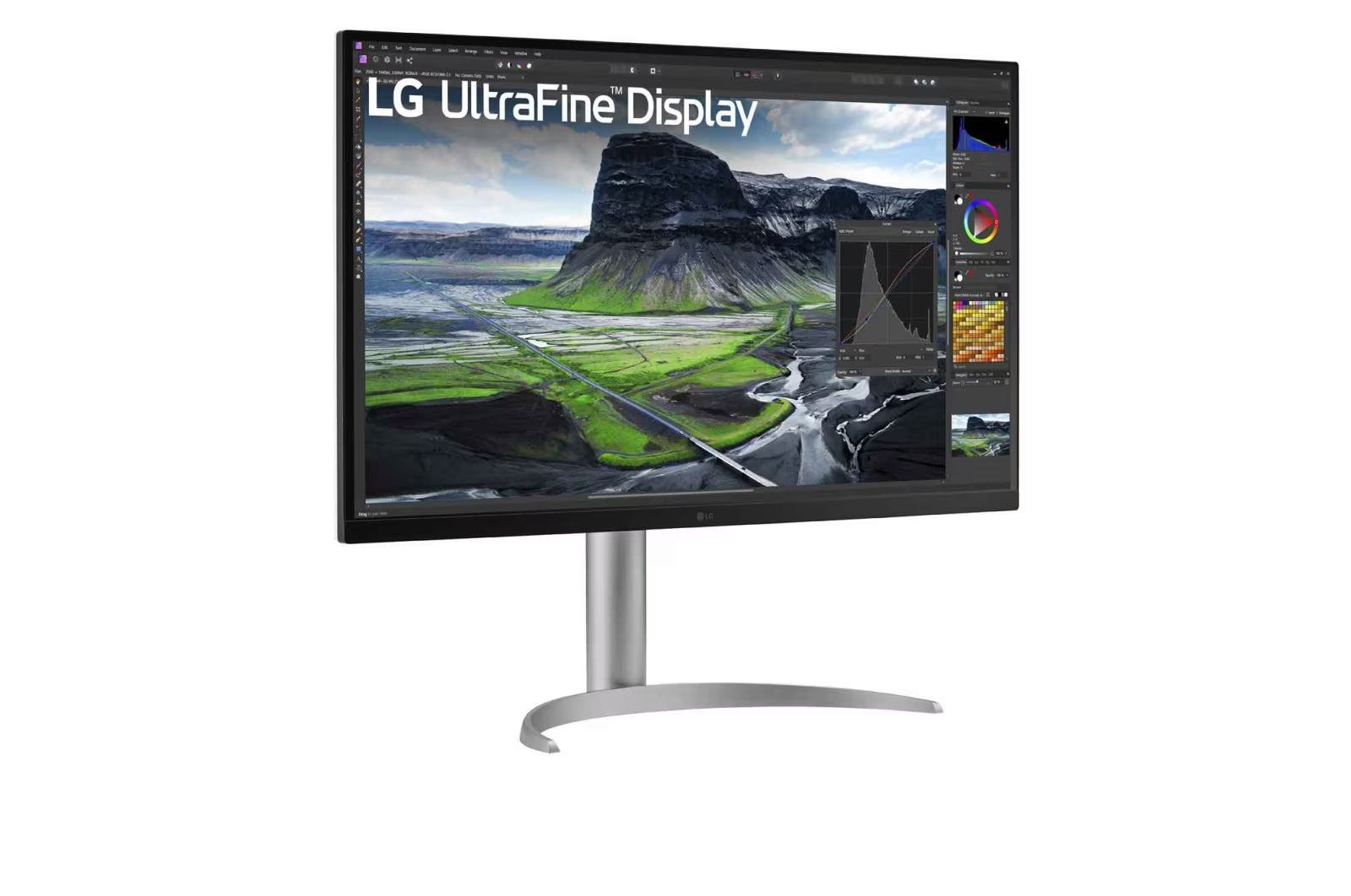LG 27UQ850V-W Monior előlnézetben talpon, jobbra fordítva. A kijelzőn photoshop munkafolyamat és lg ultrafine logó.
