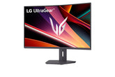 LG 32G600A-B Monitor előlnézetben talpon, enyhén balra fordítva. A kijelzőn zöldes narancssárga absztrakt ábrák és lg ultragear logó.