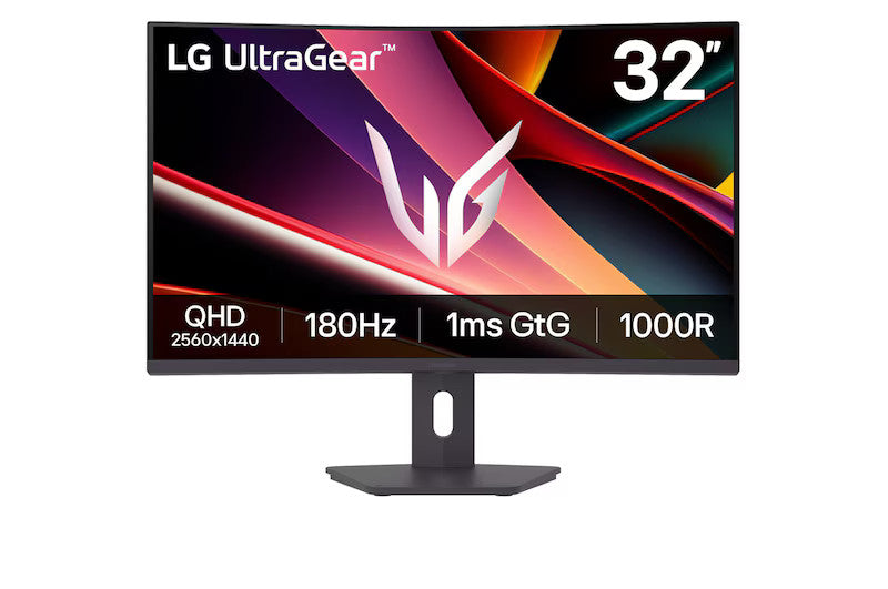 LG 32G600A-B Monitor előlnézetben talpon. A kijelzőn a főbb paraméterei és lg ultragear logó.