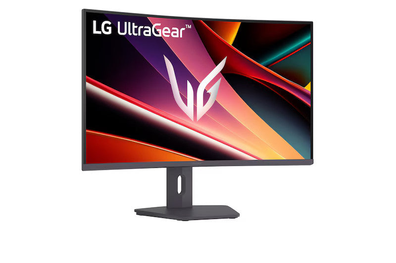 LG 32G600A-B Monitor előlnézetben talpon, enyhén jobbra fordítva. A kijelzőn zöldes narancssárga absztrakt ábrák és lg ultragear logó.