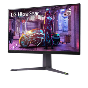 LG 32GQ850-B Monitor előlnézetben enyhén balra fordítvam talpon. A kijelzőn cyberpunk pillanatkép és lg ultragear logó.