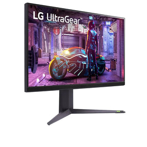 LG 32GQ850-B Monitor előlnézetben jobbra fordítva, talpon. A kijelzőn cyberpunk pillanatkép és lg ultragear logó.